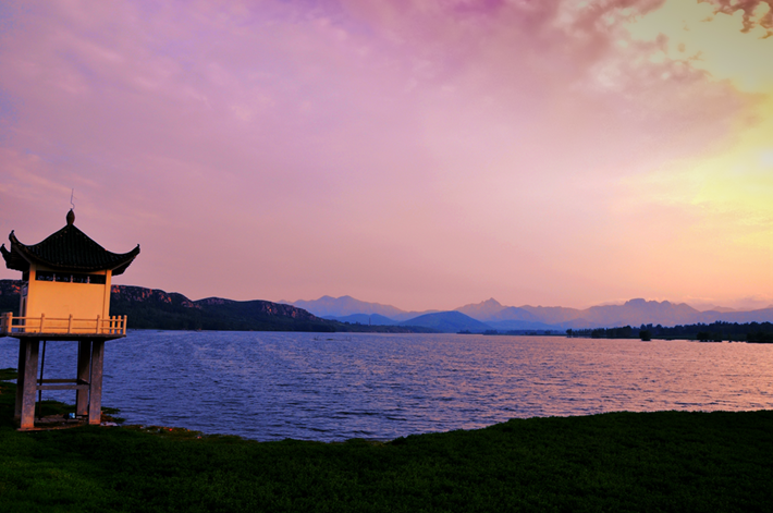 圖為夕陽(yáng)下的獅象湖.png