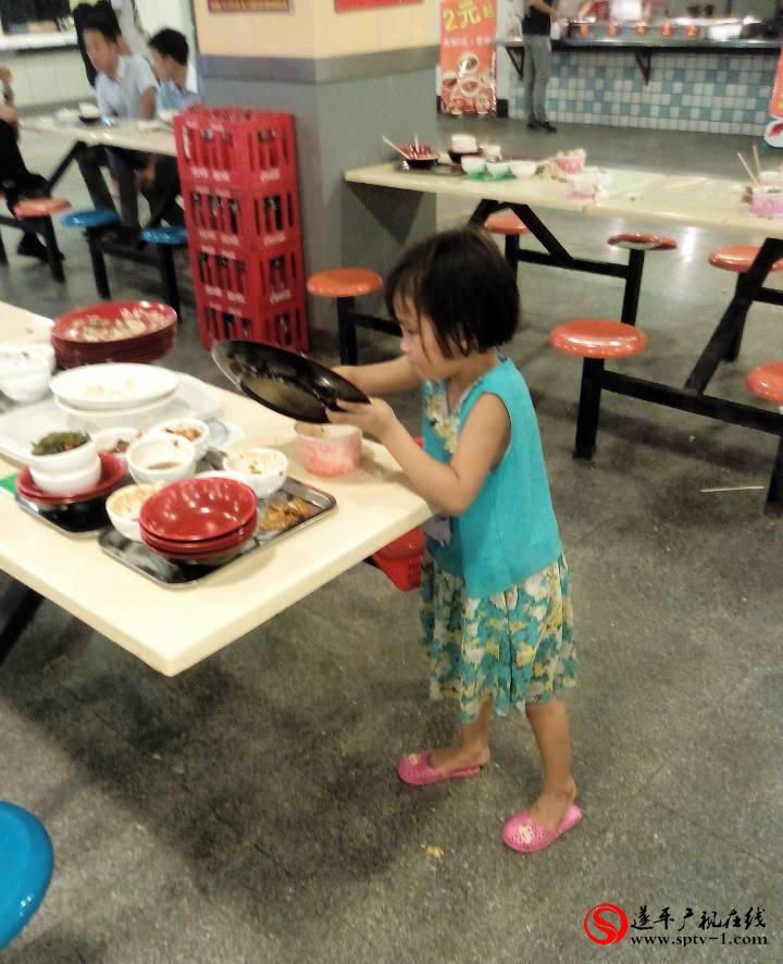 6歲女童高校食堂收剩飯盤子 大學(xué)生慚愧