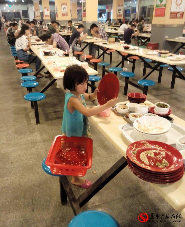 6歲女童高校食堂收剩飯盤子 大學(xué)生慚愧