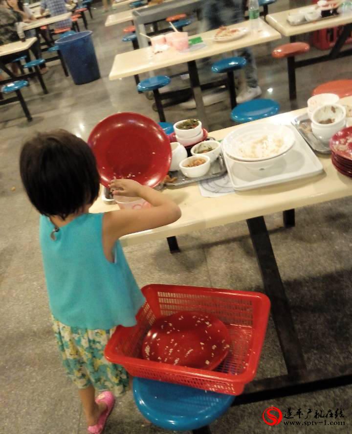 6歲女童高校食堂收剩飯盤子 大學(xué)生慚愧