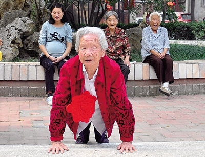 91歲老太連做50個(gè)俯臥撐