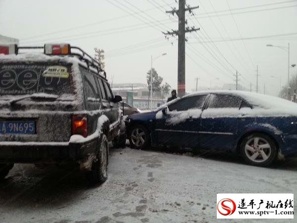 今年遂平第一場(chǎng)雪 引發(fā)多起交通事故