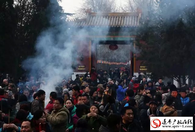 大年初一 市民爭相去嵖岈山包公廟燒香祈福