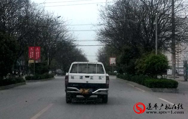 遮擋著車號(hào)牌的遂平城建監(jiān)察車咋就這么任性？