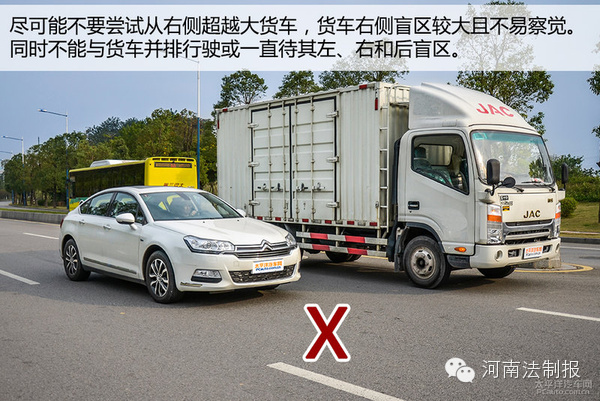 信陽奧迪車碰撞渣土車瞬間被掩埋 現(xiàn)場慘不忍睹