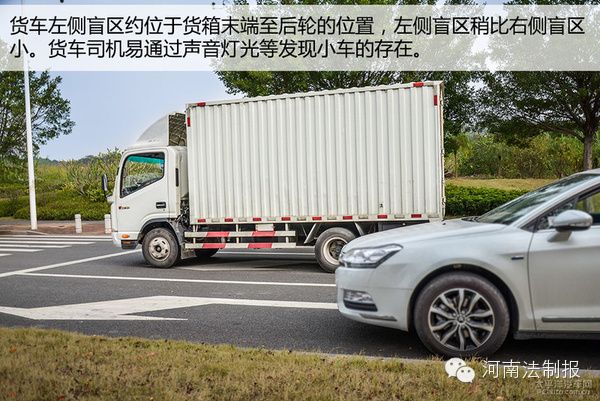 信陽奧迪車碰撞渣土車瞬間被掩埋 現(xiàn)場慘不忍睹