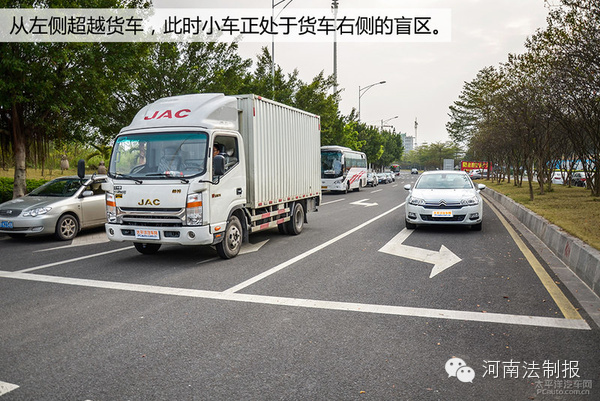 信陽奧迪車碰撞渣土車瞬間被掩埋 現(xiàn)場慘不忍睹