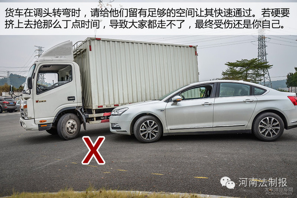 信陽奧迪車碰撞渣土車瞬間被掩埋 現(xiàn)場慘不忍睹