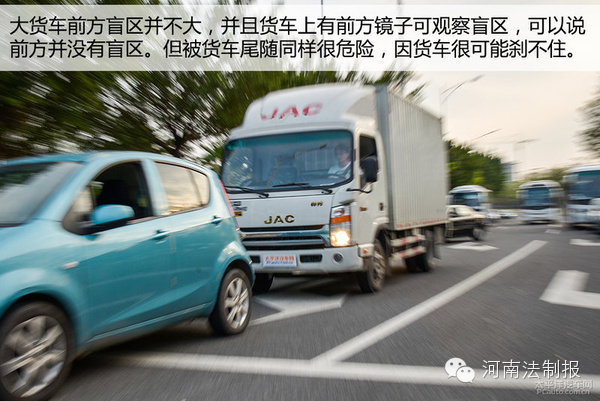 信陽奧迪車碰撞渣土車瞬間被掩埋 現(xiàn)場慘不忍睹