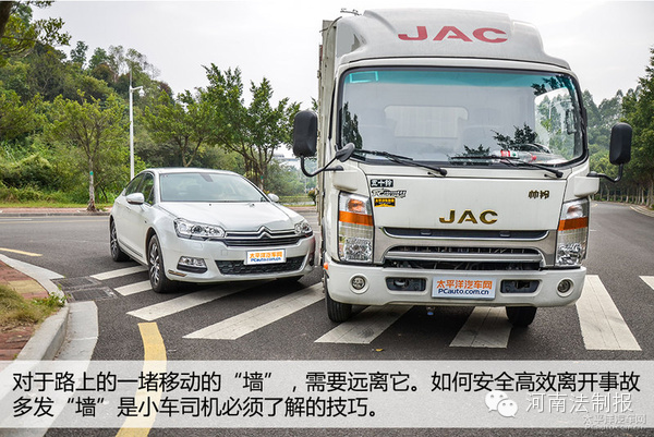 信陽奧迪車碰撞渣土車瞬間被掩埋 現(xiàn)場慘不忍睹