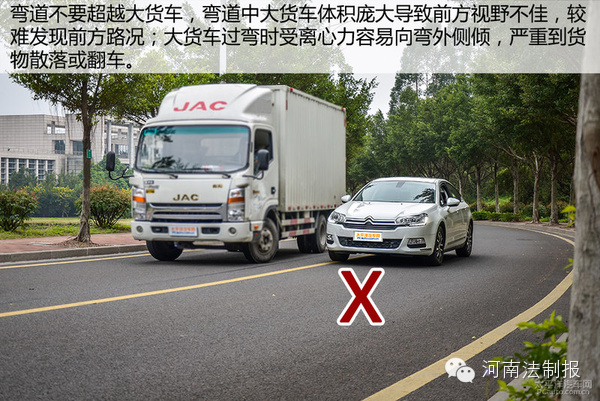 信陽奧迪車碰撞渣土車瞬間被掩埋 現(xiàn)場慘不忍睹