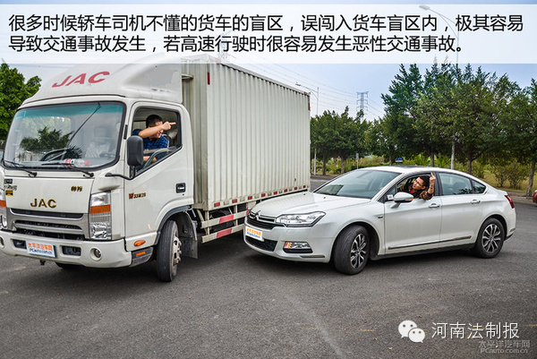 信陽奧迪車碰撞渣土車瞬間被掩埋 現(xiàn)場慘不忍睹