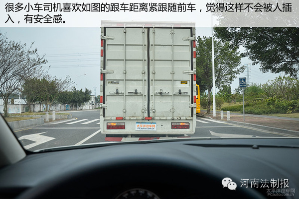 信陽奧迪車碰撞渣土車瞬間被掩埋 現(xiàn)場慘不忍睹