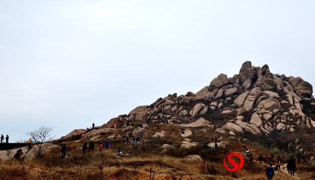 嵖岈山風(fēng)景區(qū)：清明節(jié)每天旅游人數(shù)達(dá)萬人