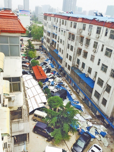 滎陽降雨800平米簡易房轟然坍塌 50多輛車被砸