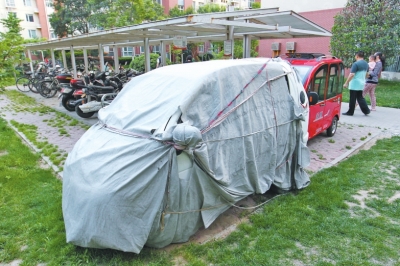 新奔馳成僵尸車！鄭州高檔小區(qū)僵尸車很多~