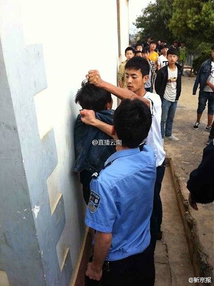 云南一學(xué)生遭2名警察暴打 同學(xué)赴派出所討說法