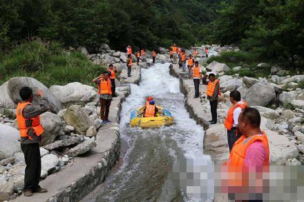 土豪為女友慶生“包河”漂流 要工人沿河敬禮