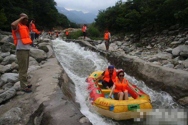 土豪為女友慶生“包河”漂流 要工人沿河敬禮